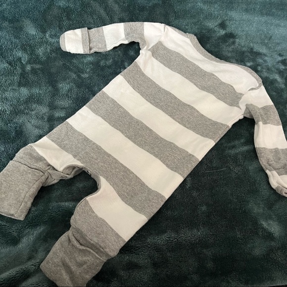 🔶 3 for $15 Burt’s Bees Onesie - Picture 4 of 5